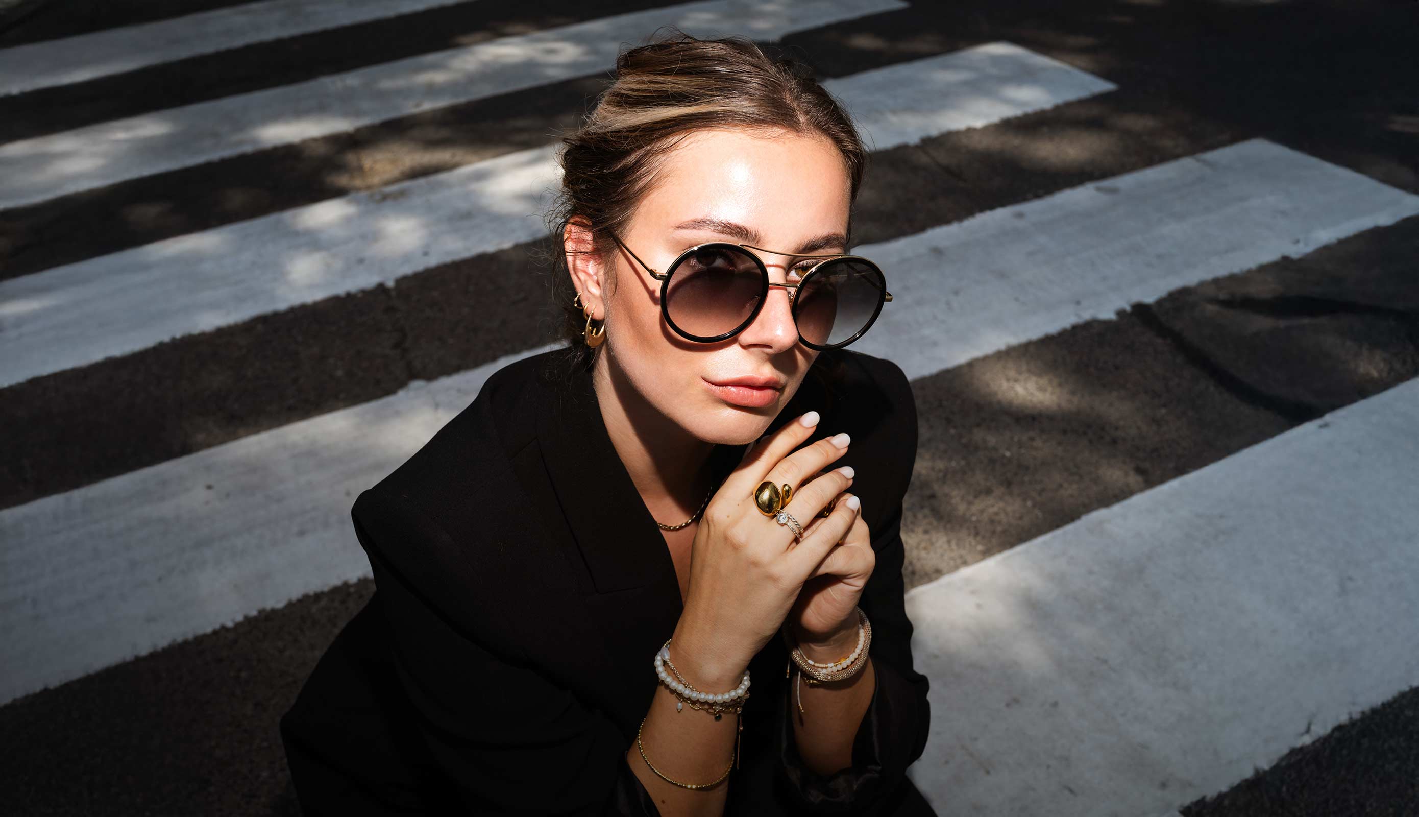 Dame mit einer runden Sonnenbrille