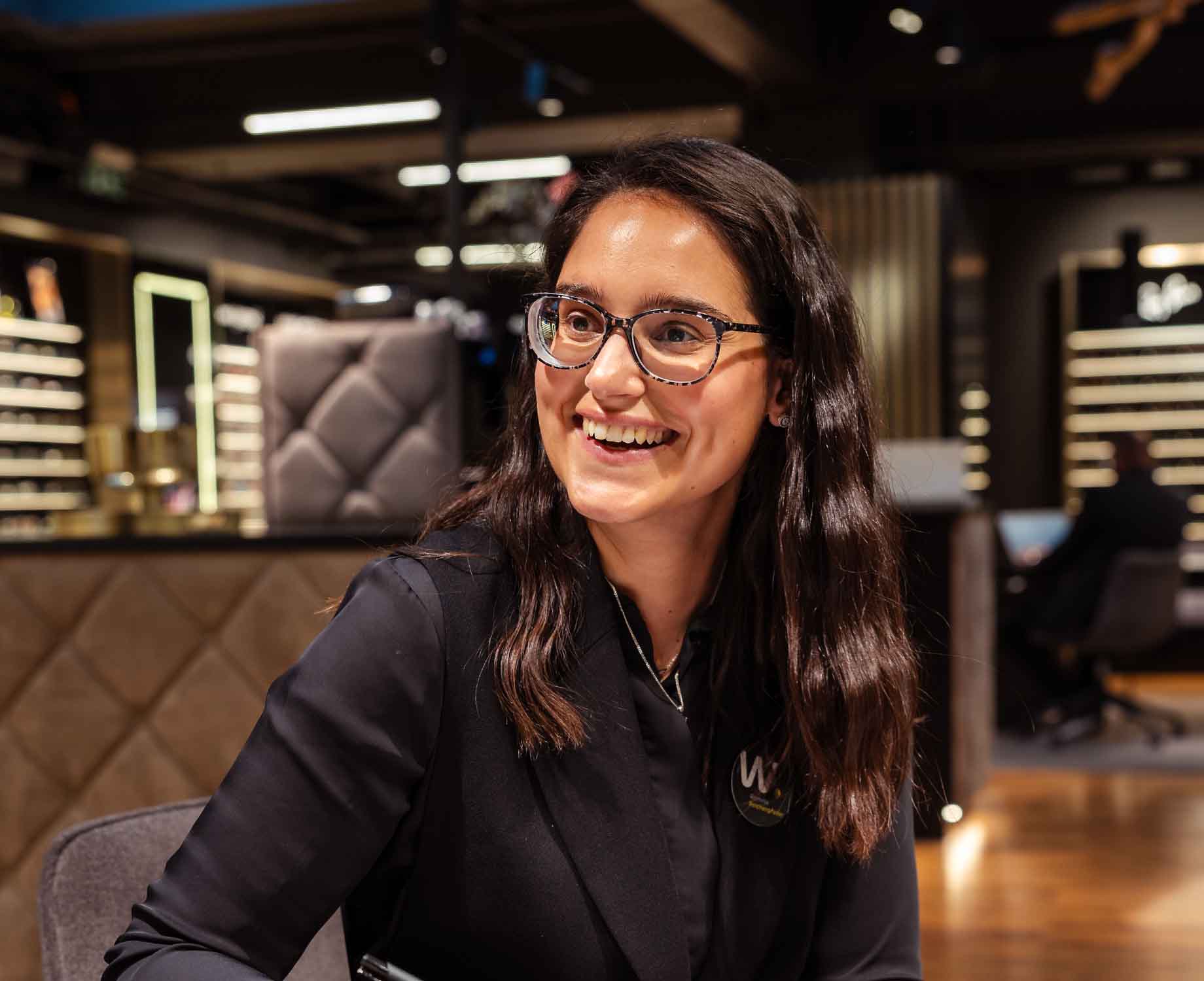 Anna Jausner Mitarbeiterin bei der Beratung mit Acetat Brille