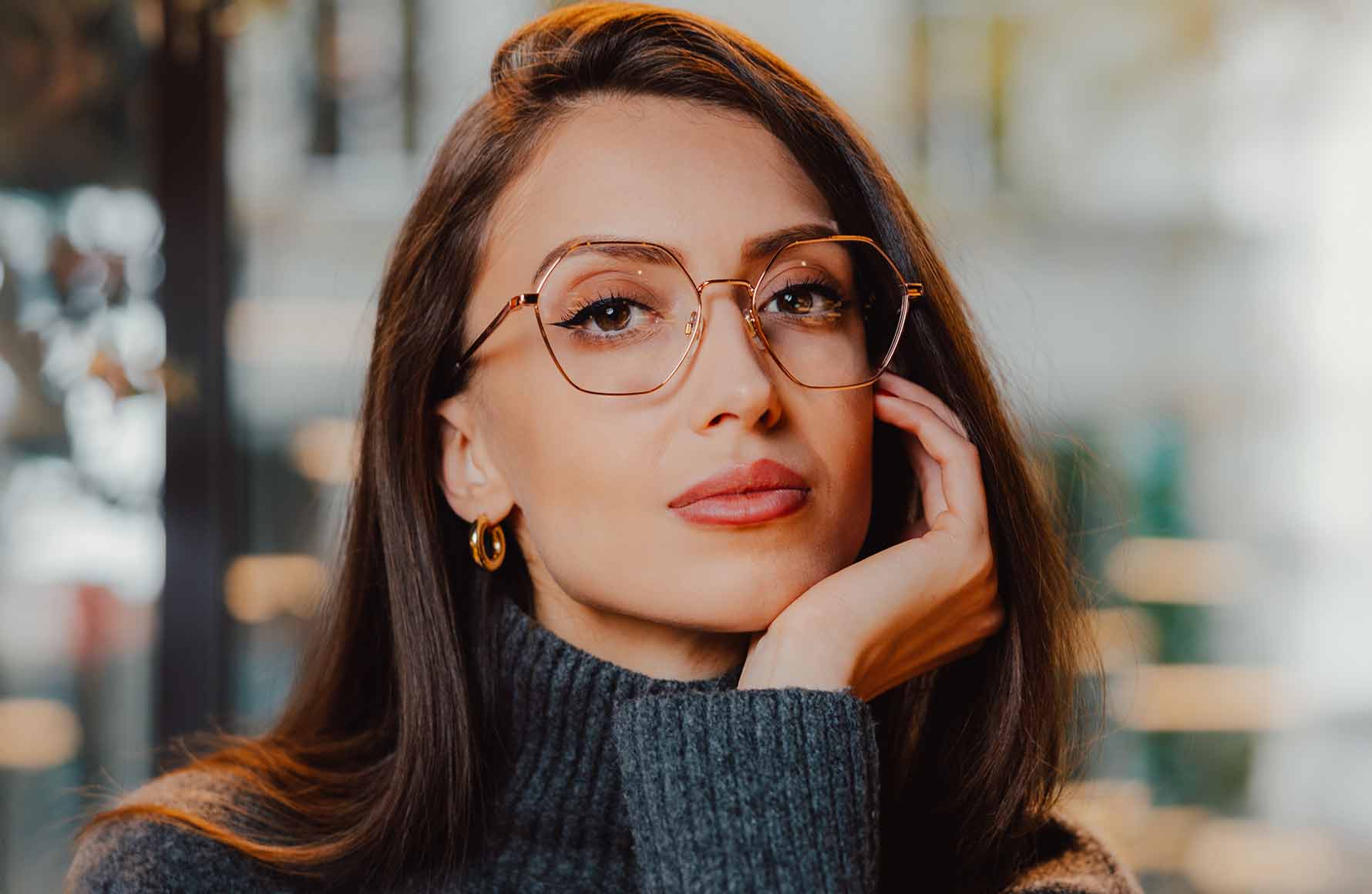 Frau mit einer runden Brille Frau mit einer runden Brille
