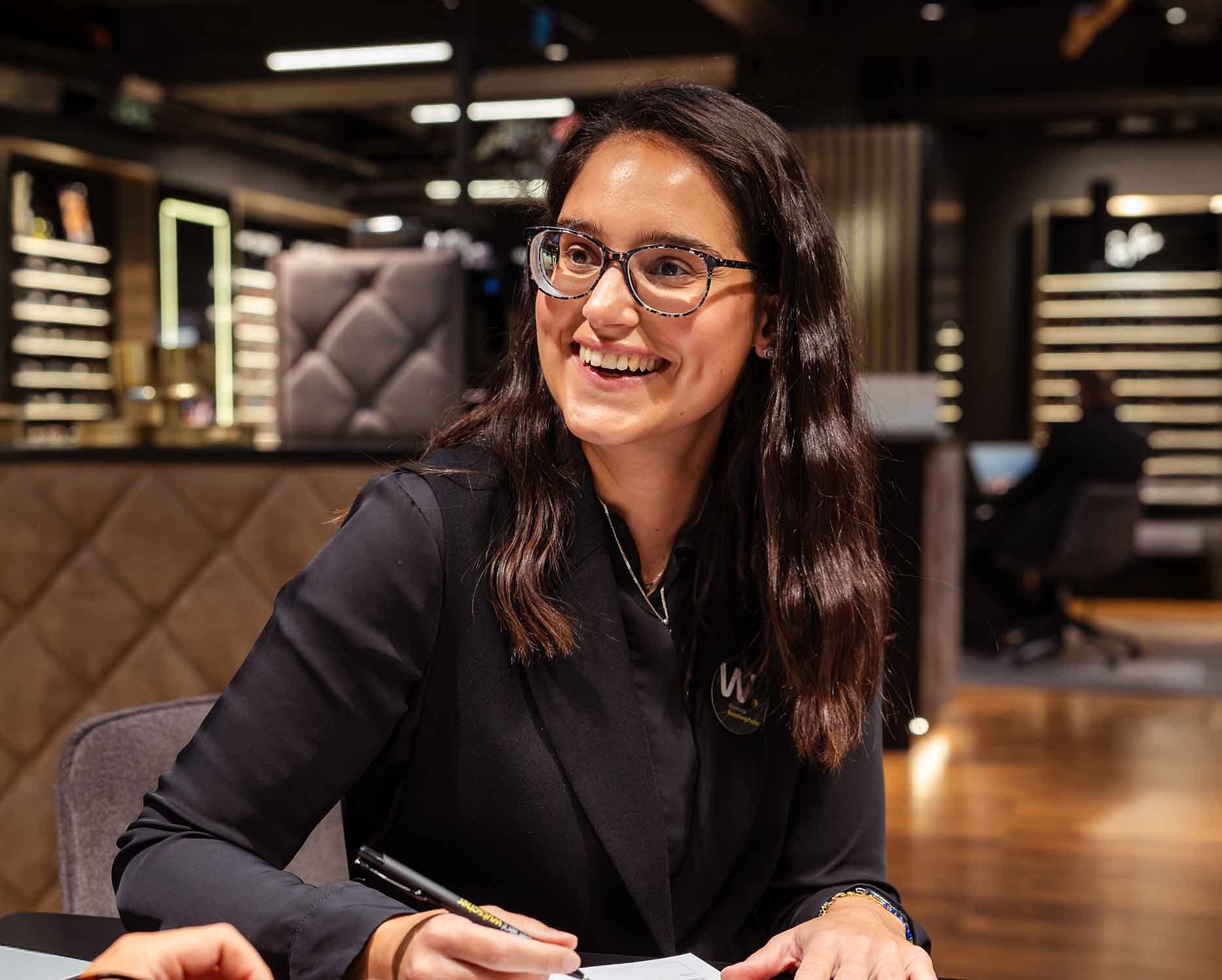 Dame mit einer optischen Brille Dame mit einer optischen Brille in einem stationären Shop
