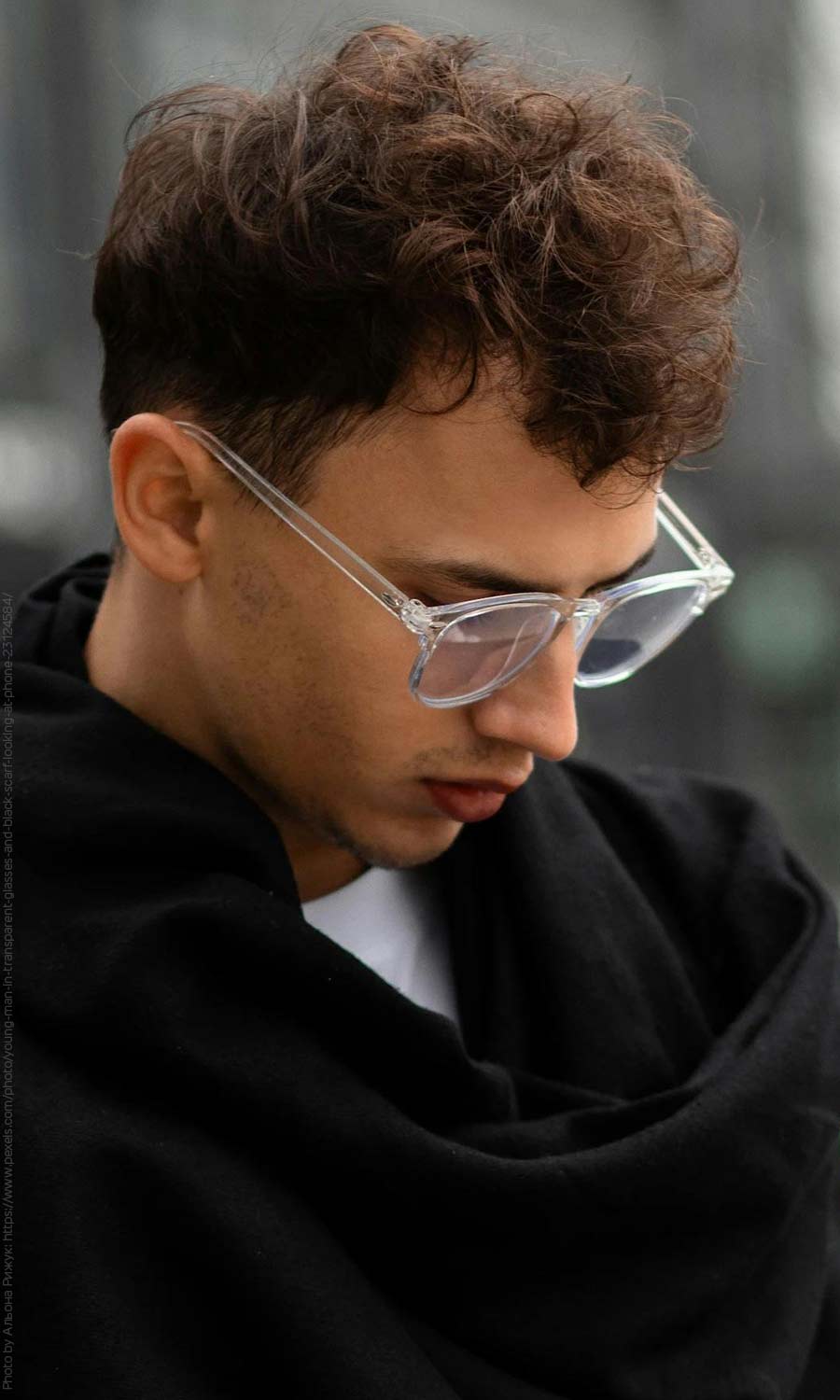Ein Mann mit einer weißen Transparenten Brille