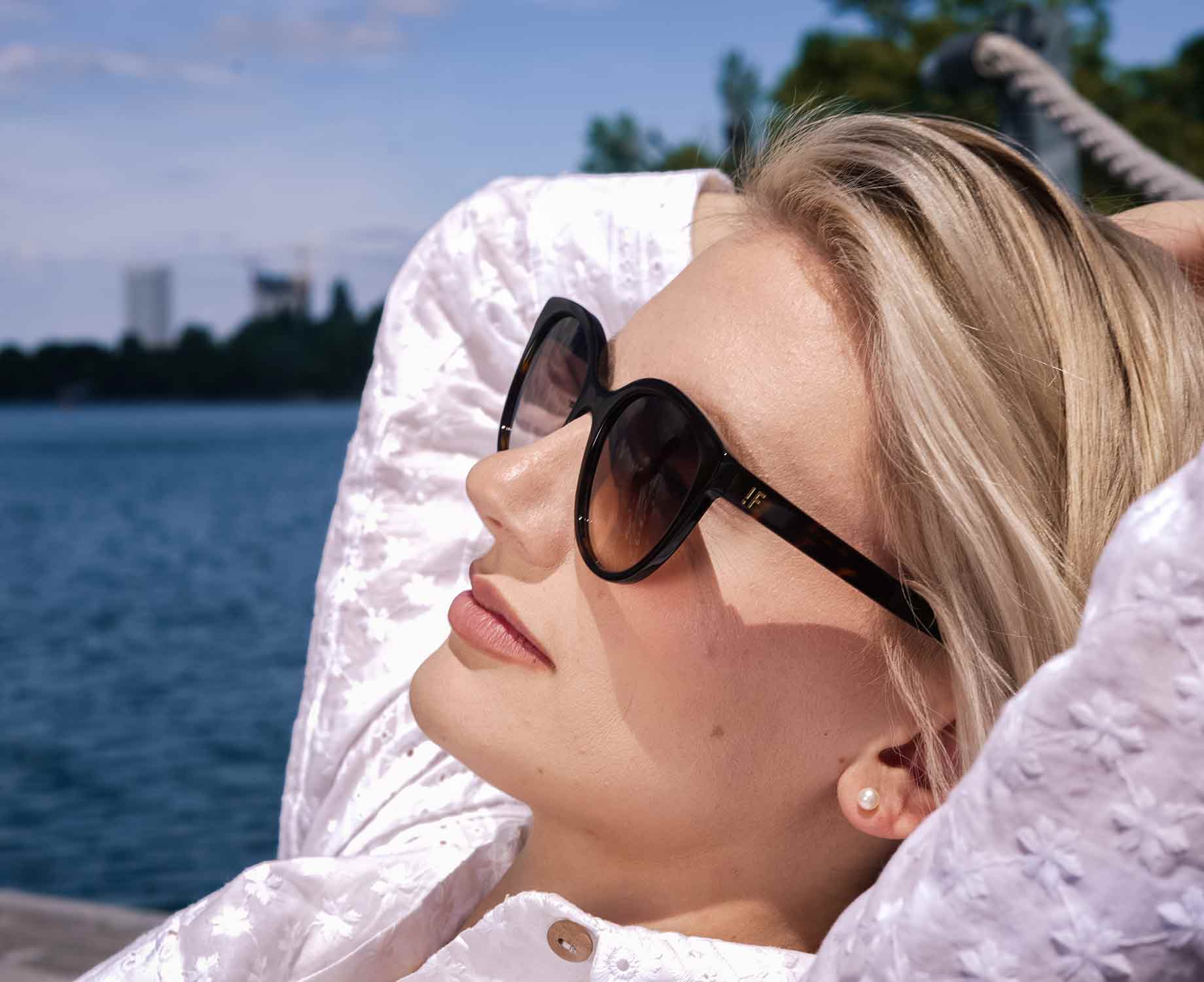 Dame mit Sonnenbrille
