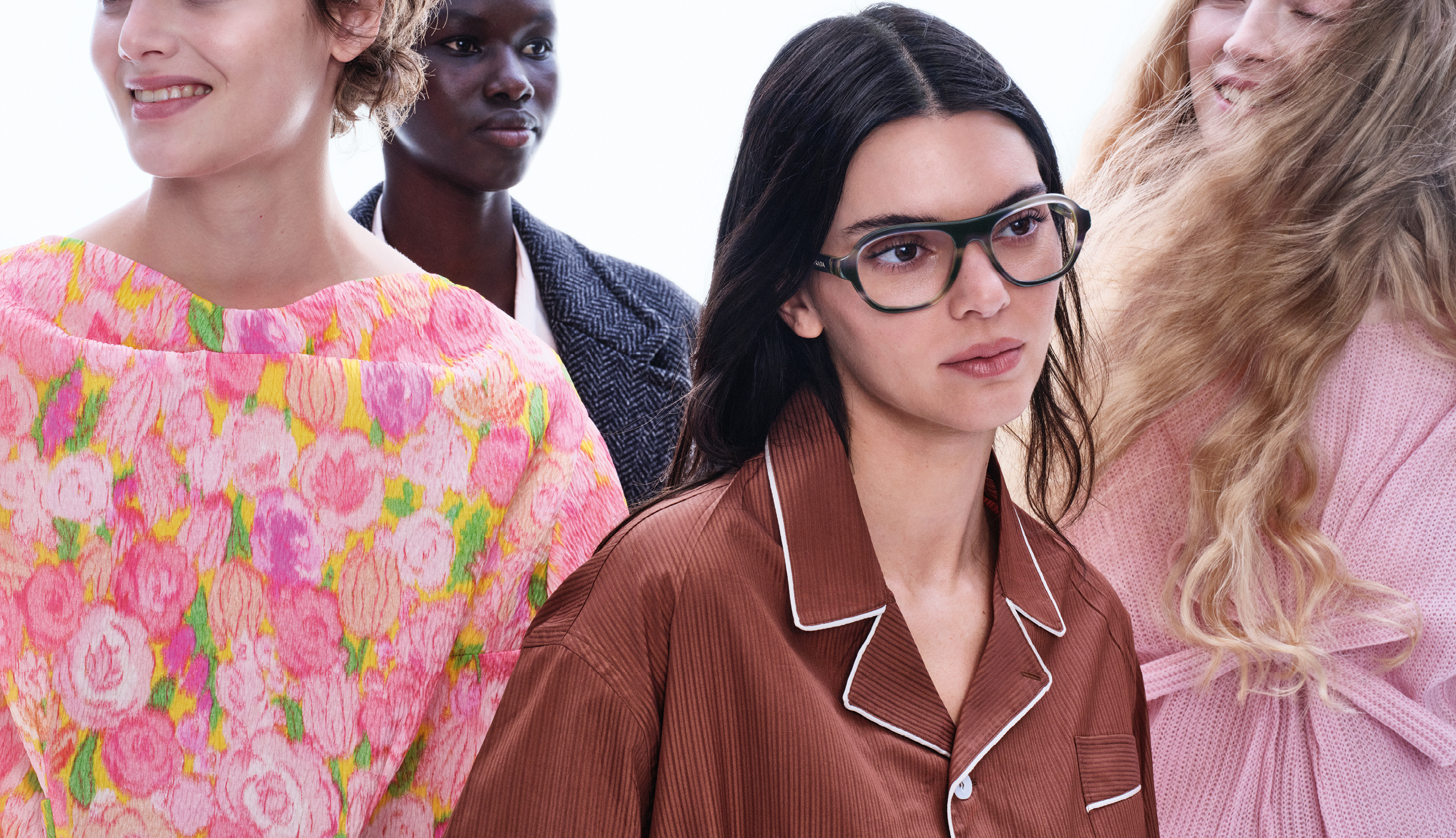 Brille von Prada Dame trägt Brille von Prada