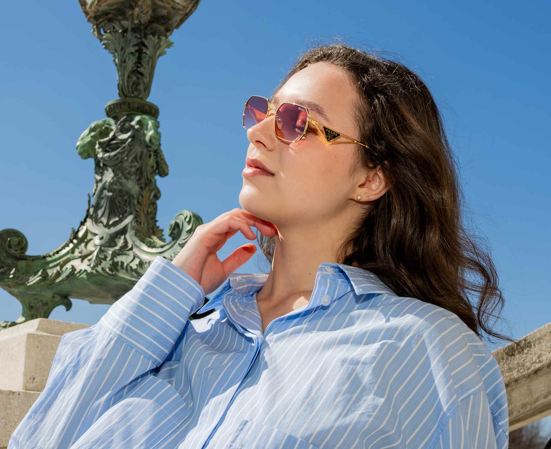 Dame mit einer Sonnenbrille