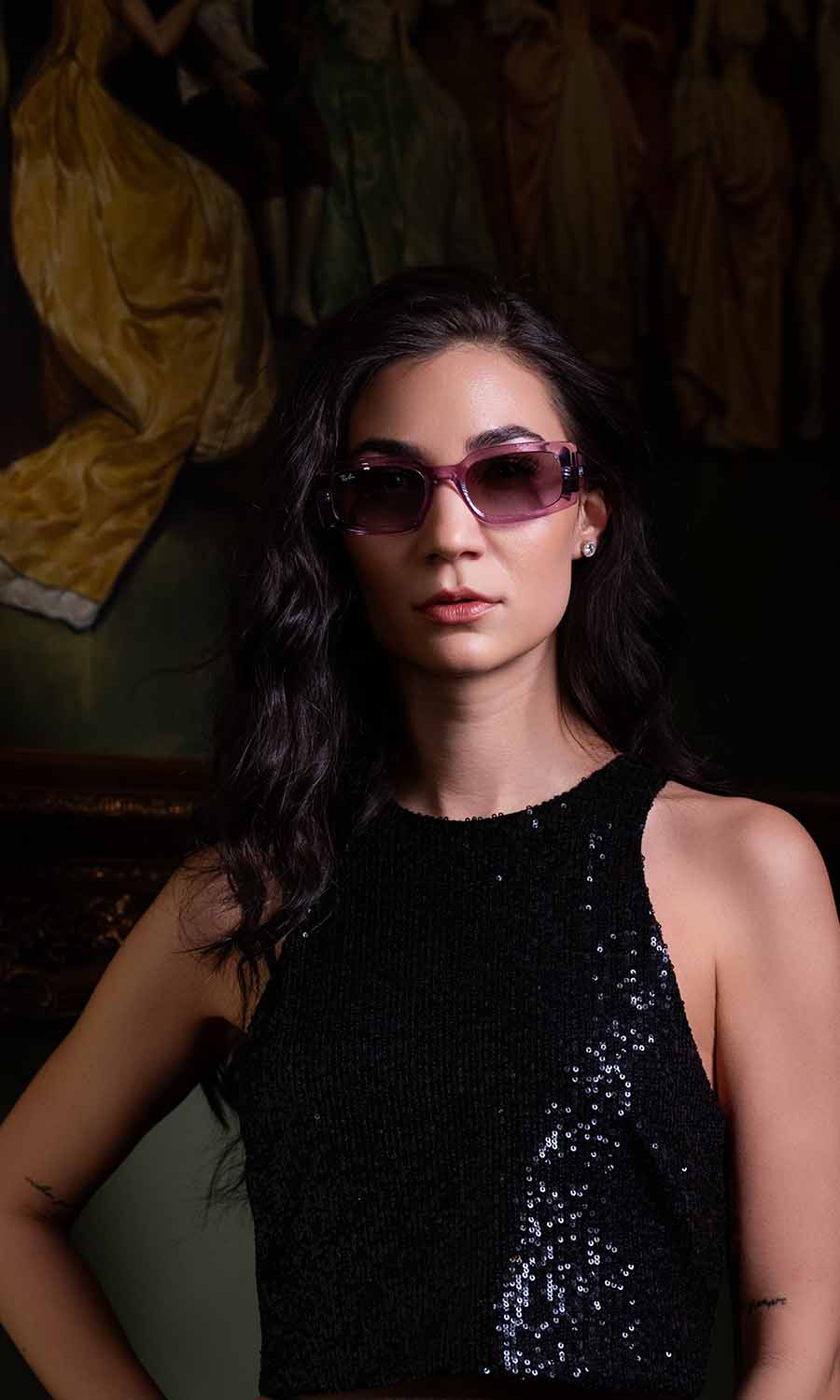 Dame trägt Sonnenbrille