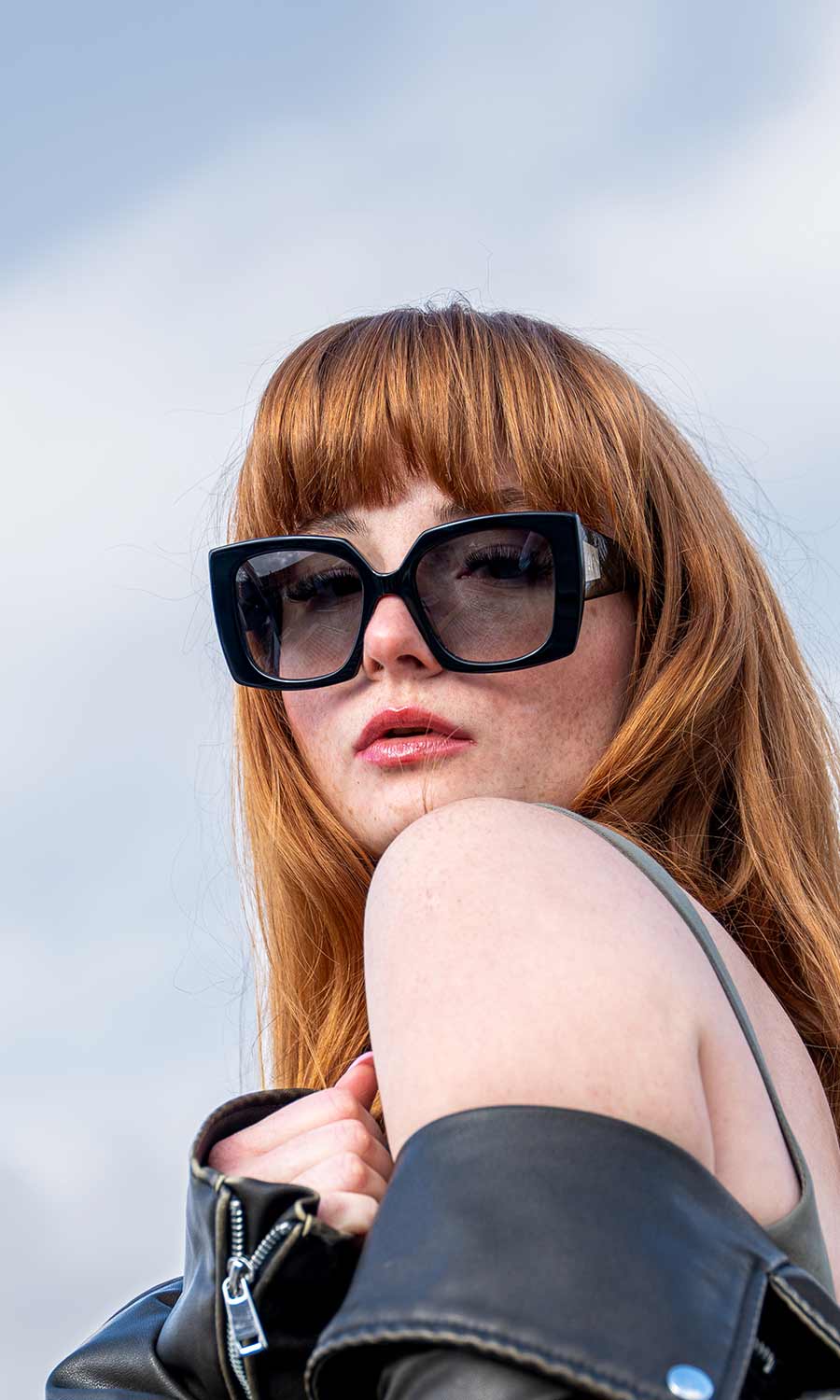 Frau mit einer schwarzen Sonnenbrille 