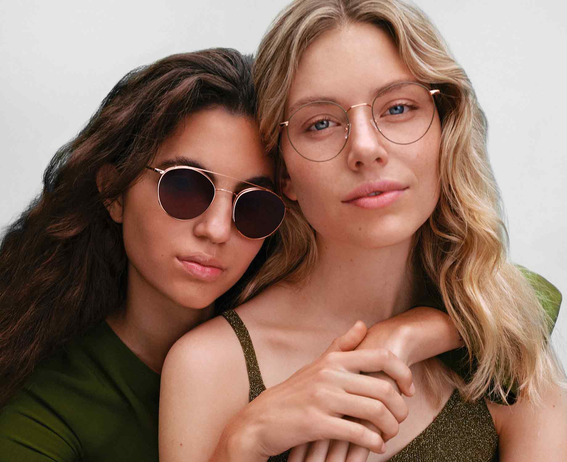 Sonnenbrillenclip Zwei Damen mit Korrektionsbrille und Brille mit Clip