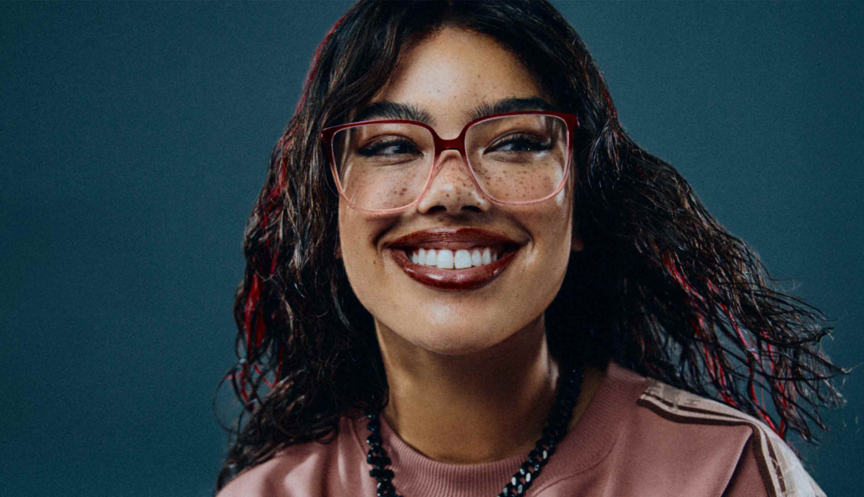 Brille von HUGO Dame trägt Brille von HUGO