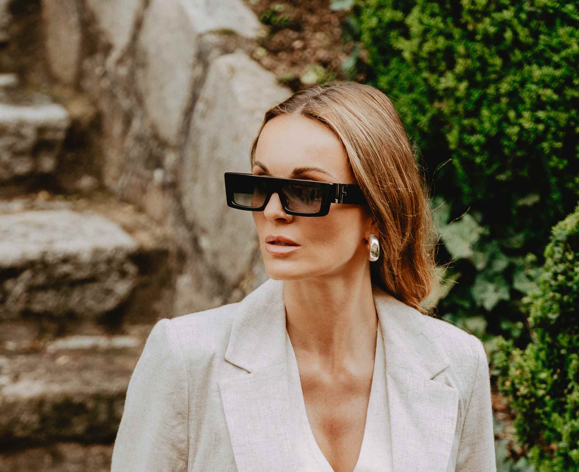 Dame mit einer schwarzen Sonnenbrille 