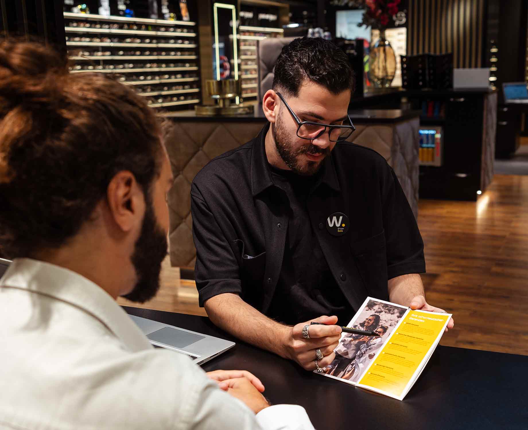 Mitarbeiter beim erklären des Vorteilheftes  Mitarbeiter beim erklären des Vorteilheftes