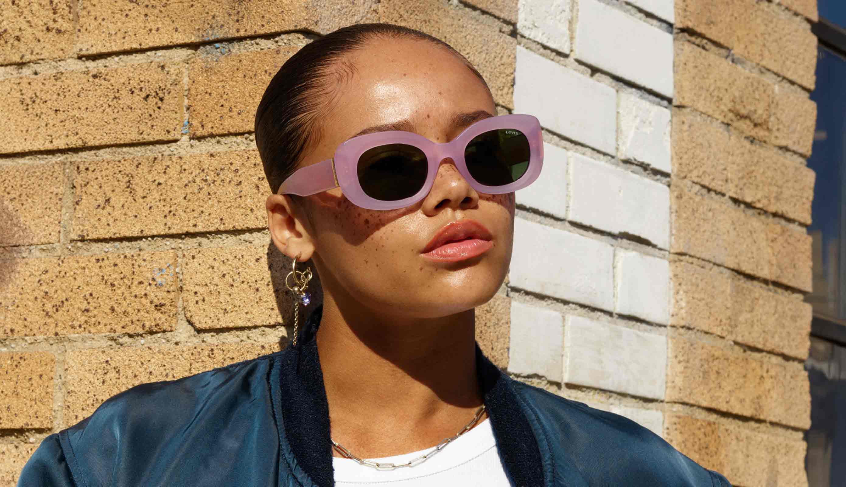 Sonnenbrille von LEVIS Dame trägt Sonnenbrille von LEVIS