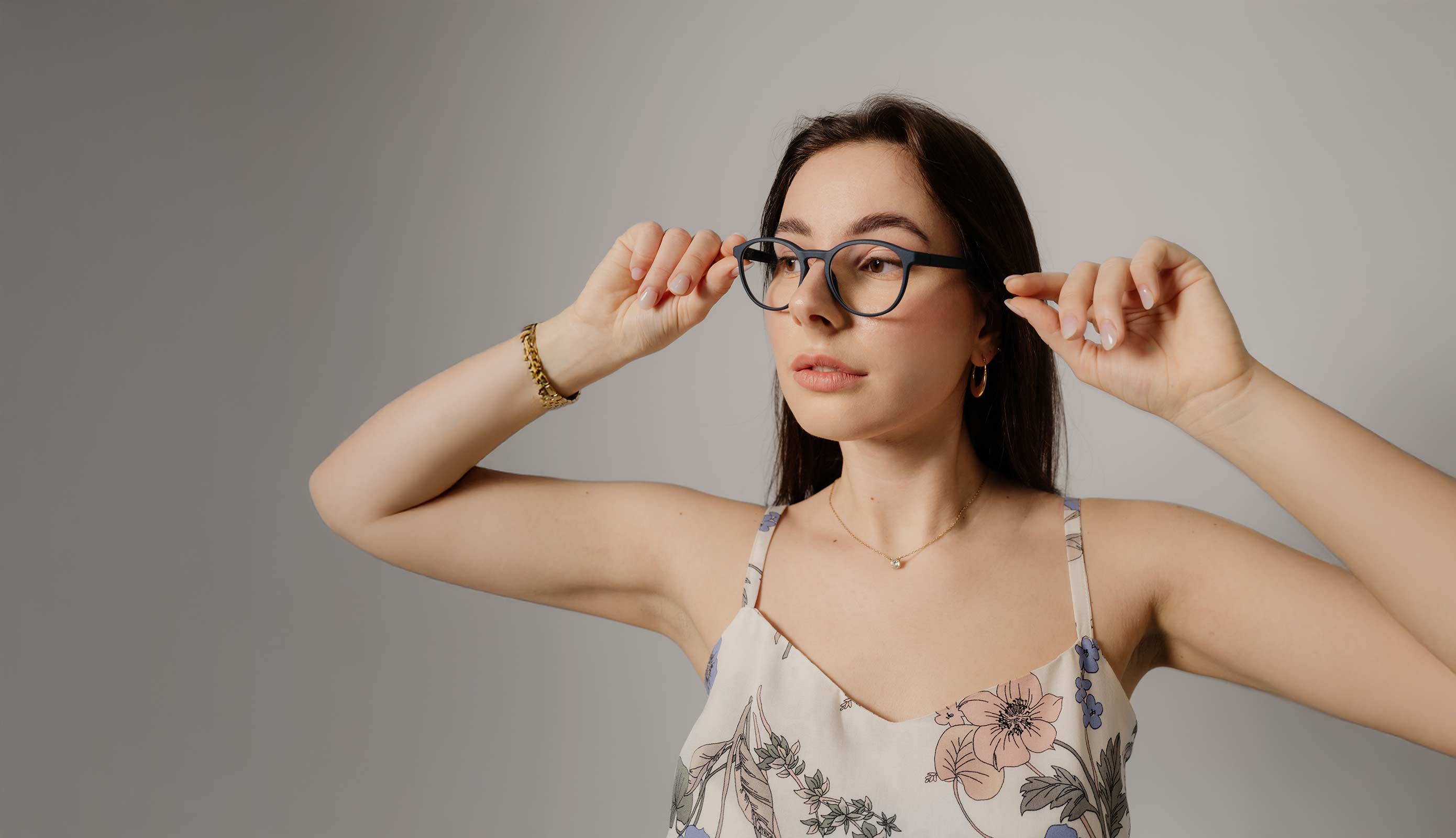 Dame mit einer Brille ohne Sehstärke Dame mit einer Brille ohne Sehstärke