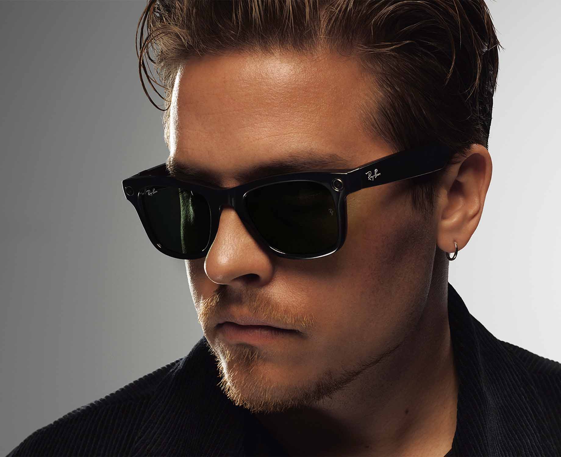 Mann mit einer Meta Brille Mann mit einer Meta Brille