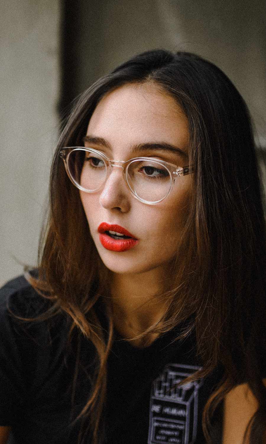 Dame mit einer weißen Transparenten Brille 